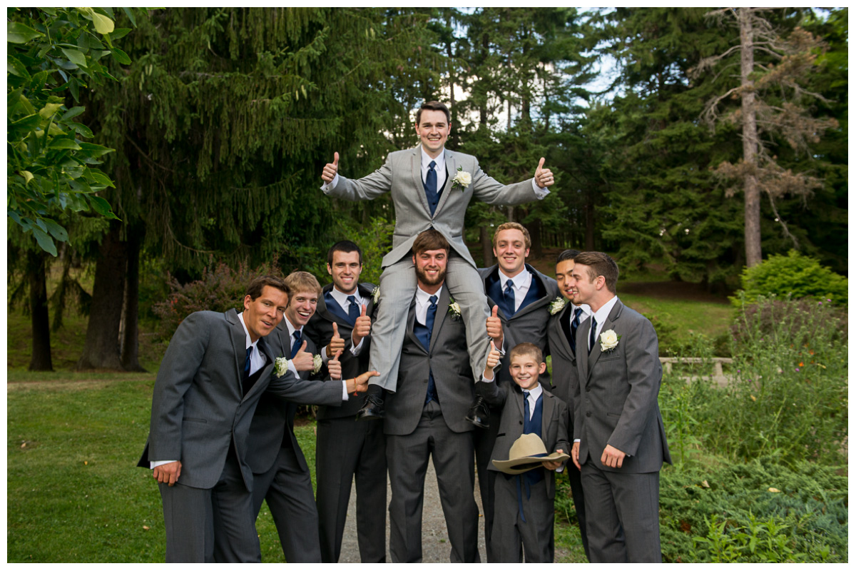 fun groomsmen's photos